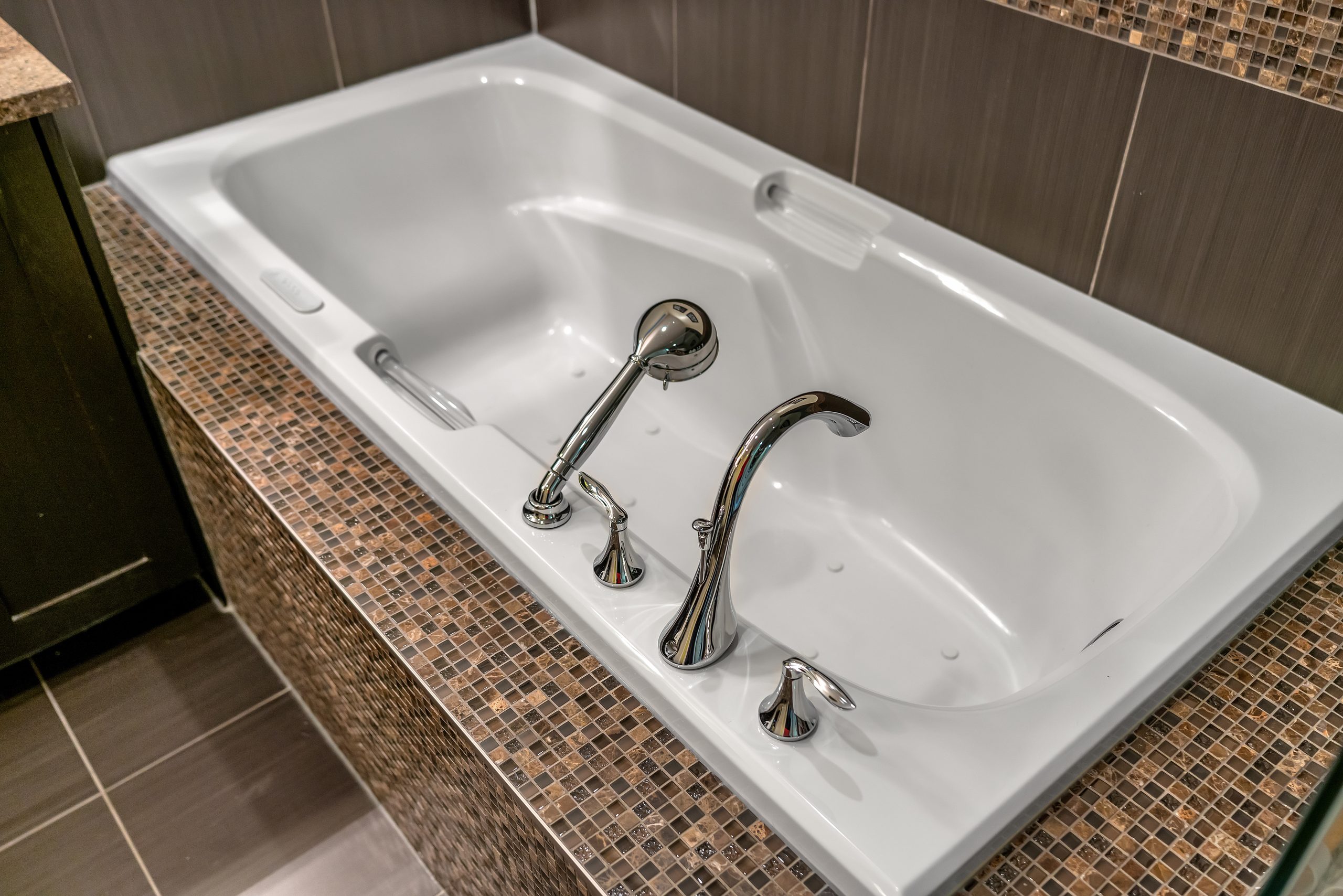 Jetted soaker tub